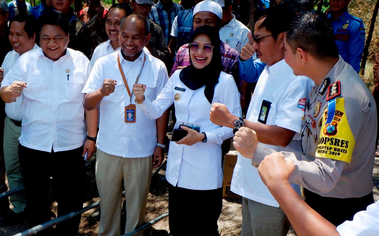 BUPATI Probolinggo, Puput Tantriana Sari (tengah). (foto: Ikhsan/ngopibareng.id)