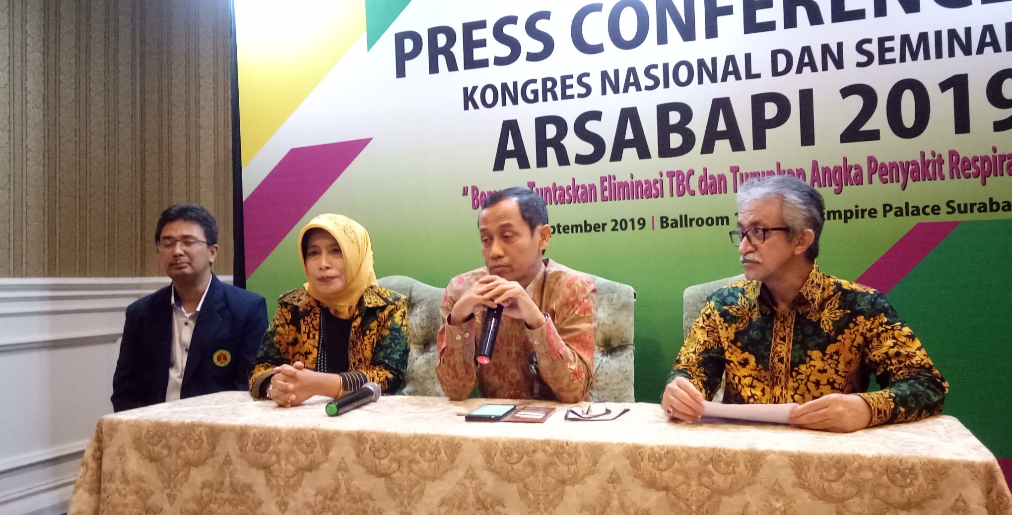 Dirjen Pencegahan dan Pengendalian Kemenkes RI, dr. Anung Sugihantono,M.Kes  (tengah) dalam Kongres Nasional dan Seminar Asosiasi RS dan Balai Kesehatan Paru Indonesia (ARSABAPI) bertempat di Ballroom Empire Place, Surabaya, Jumat, 27 september 2019. (Foto: Pita/ngopibareng.id)