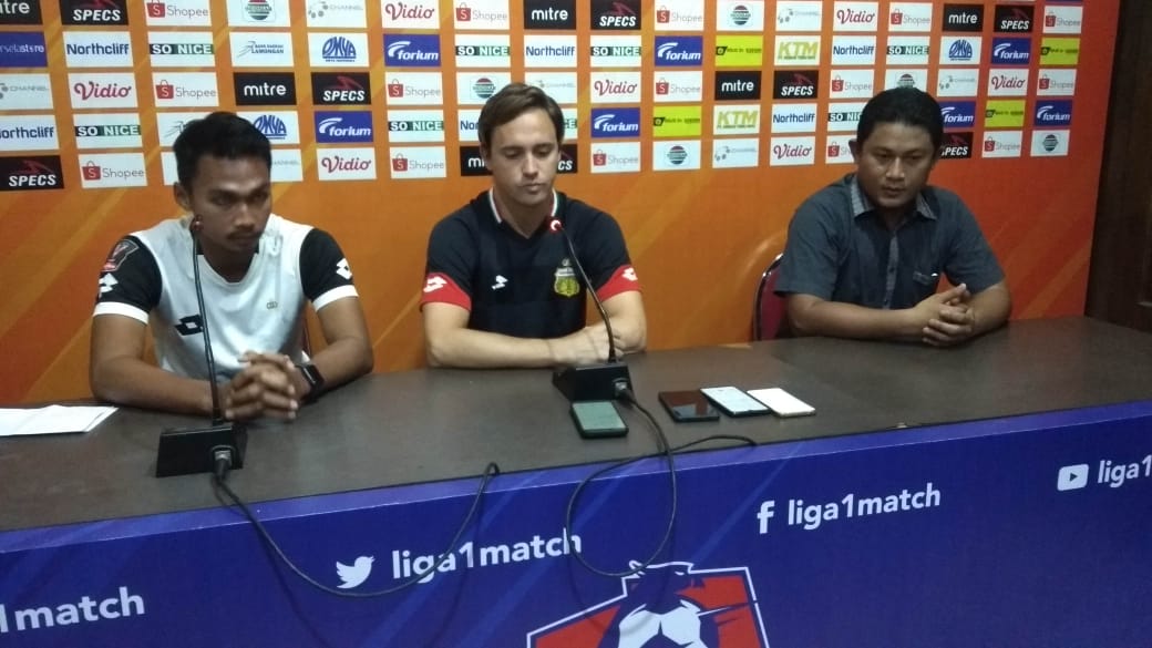 Pelatih Bhayangkara FC, Paul Munster di dampingi Bagas Adi Nugraha, saat sesi konferensi pers, Jumat 27 September 2019. (Foto: Nasih/ngopibareng.id)