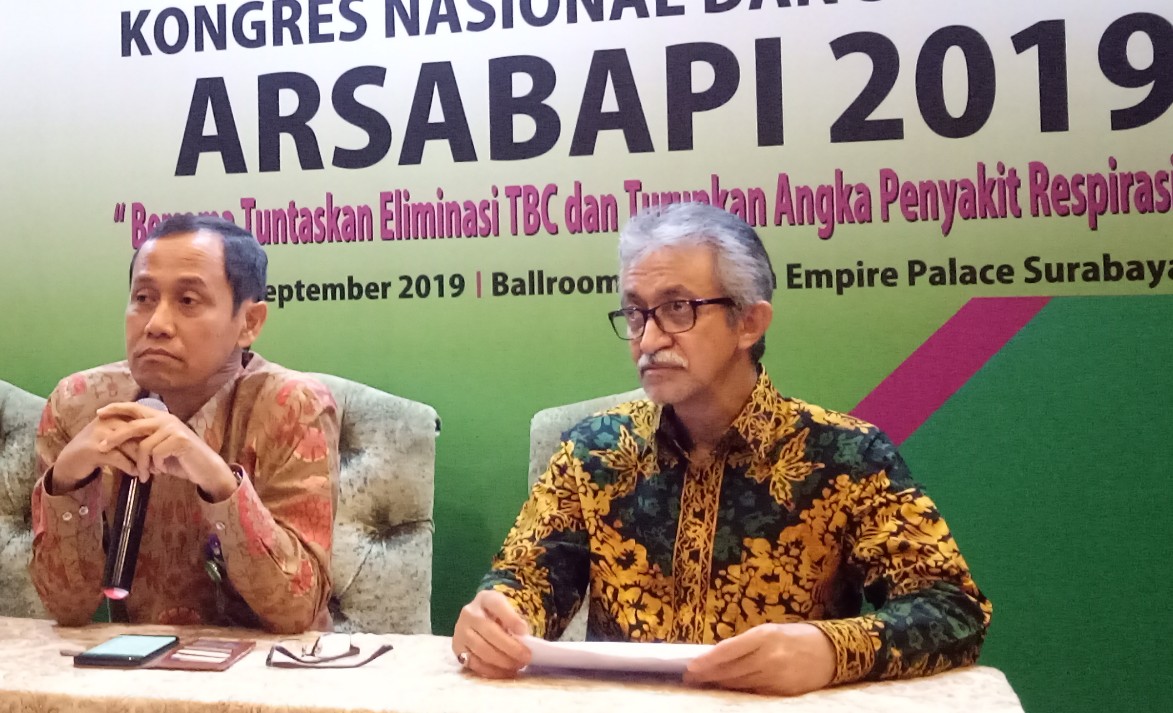 Dirjen Pencegahan dan Pengendalian Kemenkes RI, dr. Anung Sugihantono,M.Kes (kanan) bersama Ketua Umum ARASBAPI, M. Ali Toha, MARS dalam acara Kongres Nasional dan Seminar ARASBAPI, Jumat, 27 September 2019. (Foto: Pita/ngopibareng.id)