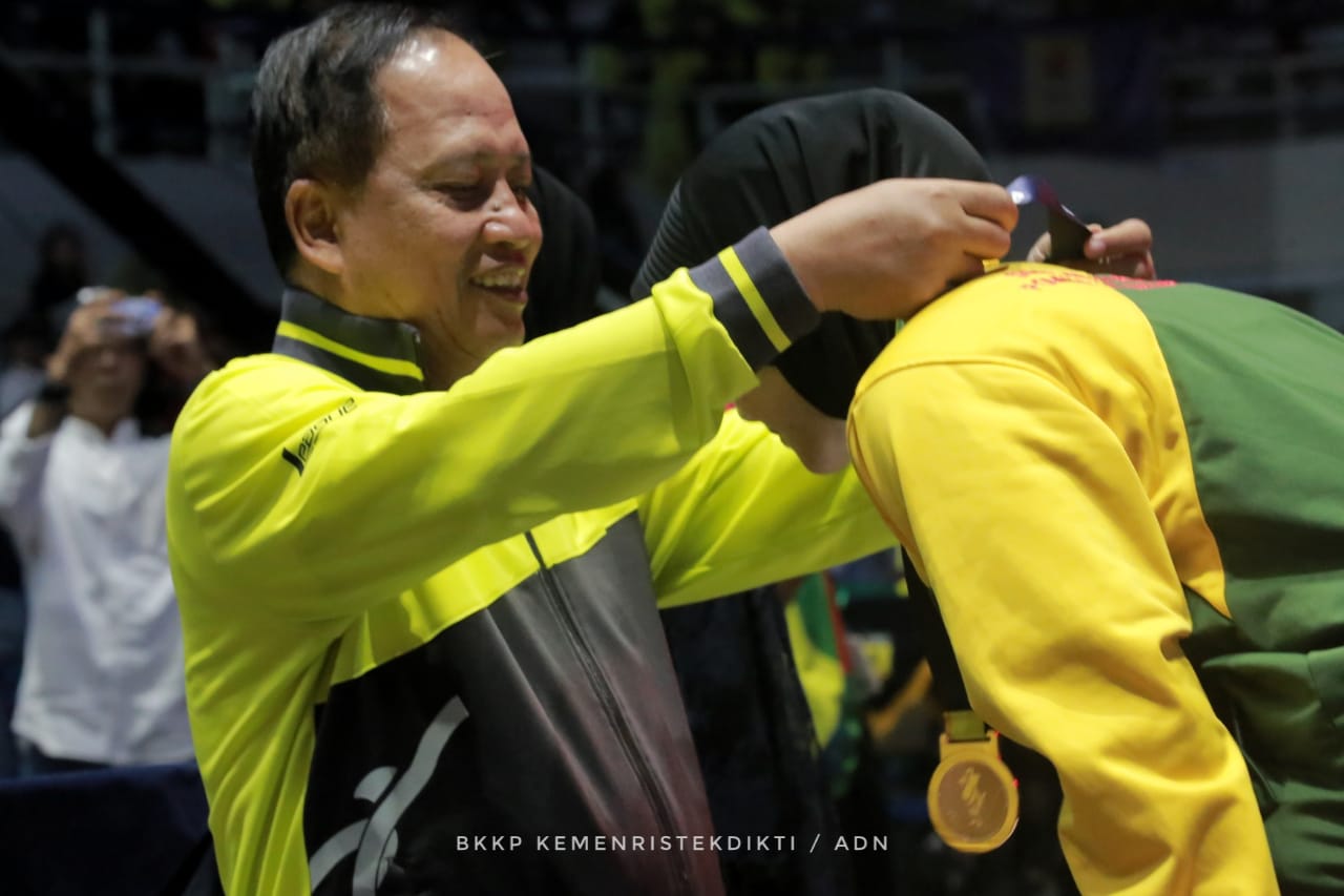 Menristekdikti Mohamnad Nasir menutup POMNAS XVI 2019 ditandai dengan pengalungan medali emas kepada atlet berprestasi  (Foto: Kemenristekdikti)