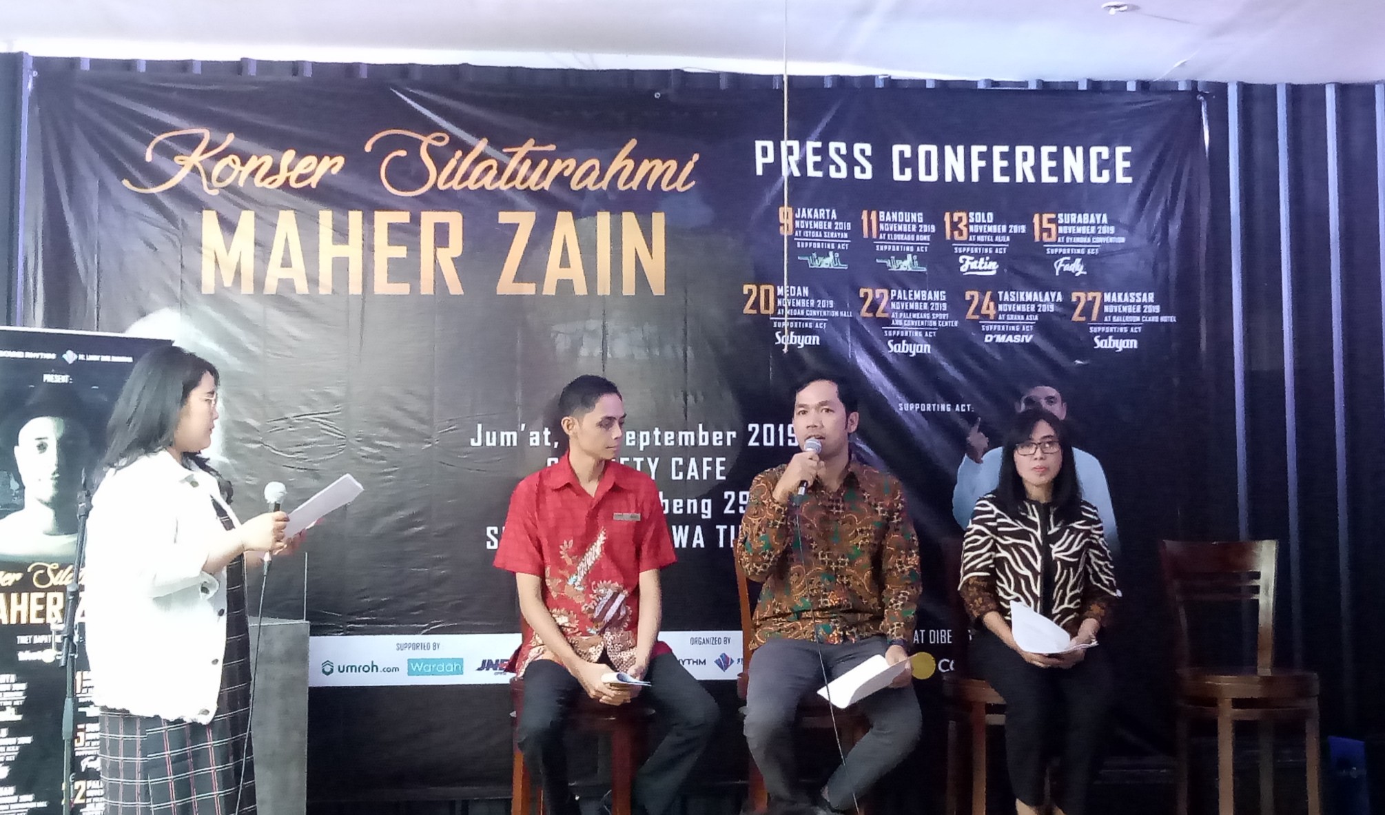 Adep Husni (tengah) , CEO PT Langit Biru Maharaya dan Sound Rhythm yang juga sekaligus promotor dalam konser ini, dalam pers conference konser Maher Zein, Jumat, 27 September 2019. (Foto: Pita/ngopibareng.id)  