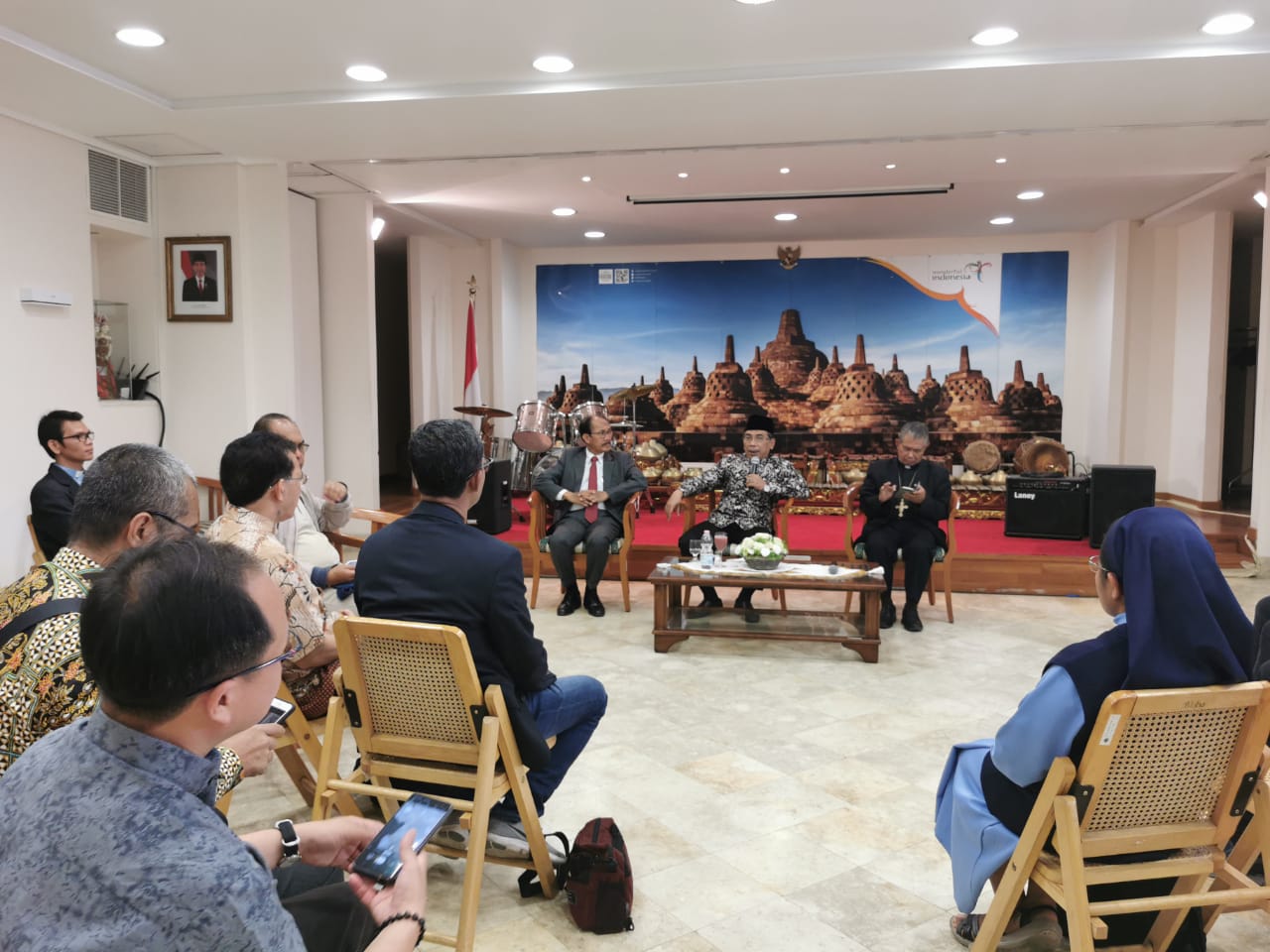 Gus Yahya dalam depan rohaniwan Katolik di Kedutaan Besar RI untuk Tahta Suci, Roma di Vatikan, Kamis 26 September 2019. (Foto: arif afandi/ngopibareng.id)