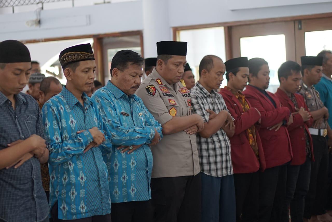 JAJARAN Polresta, Muhammadiyah, IMM, dan PM menggelar shalat ghaib untuk Immawan Randi, mahasiswa Sultra yang tewas tertembak. (foto: Polres/ngopibareng.id)