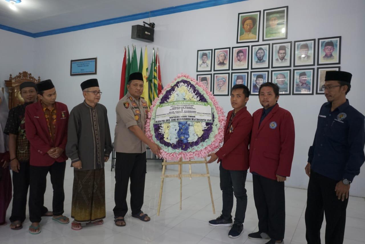 KAPOLRESTA AKBP Ambariyadi Wijaya memberikan karangan bunga duka cita kepada IMM atas meninggalnya Immawan Randi, mahasiswa di Sultra. (foto: Polresta/ngopibareng.id)