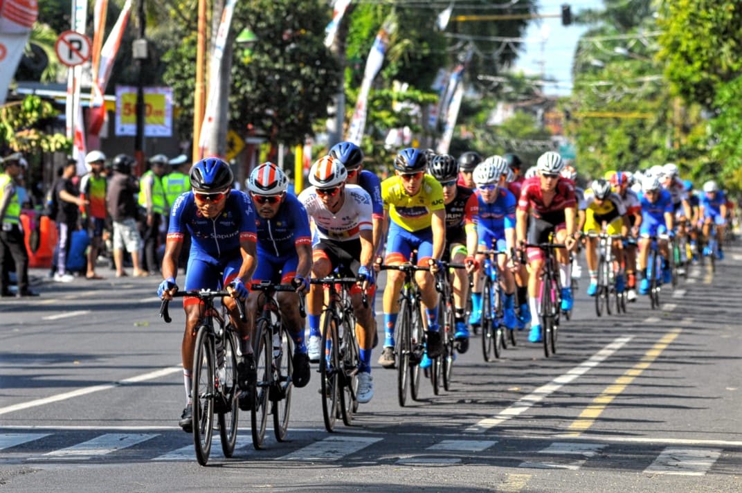 Etape ketiga International Tour de Banyuwangi Ijen (ITdBI) 2019 menjadi milik pembalap asal Jepang, Kakeru Omae, rider asal Aisan Racing Team. Jumat, 27 September 2019. Etape ini merupakan etape terpendek, yakni 109.3 kilometer. (Foto: Erfan/ngopibareng.id)