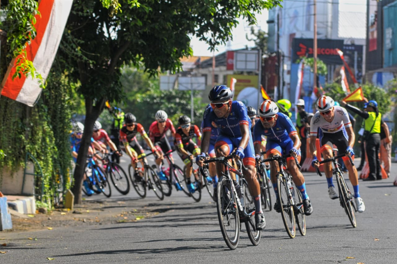 Para pembalap beraksi, melintasi tikungan di sekitar simpang lima, Kabupaten Banyuwangi. (Foto: Erfan/ngopibareng.id)