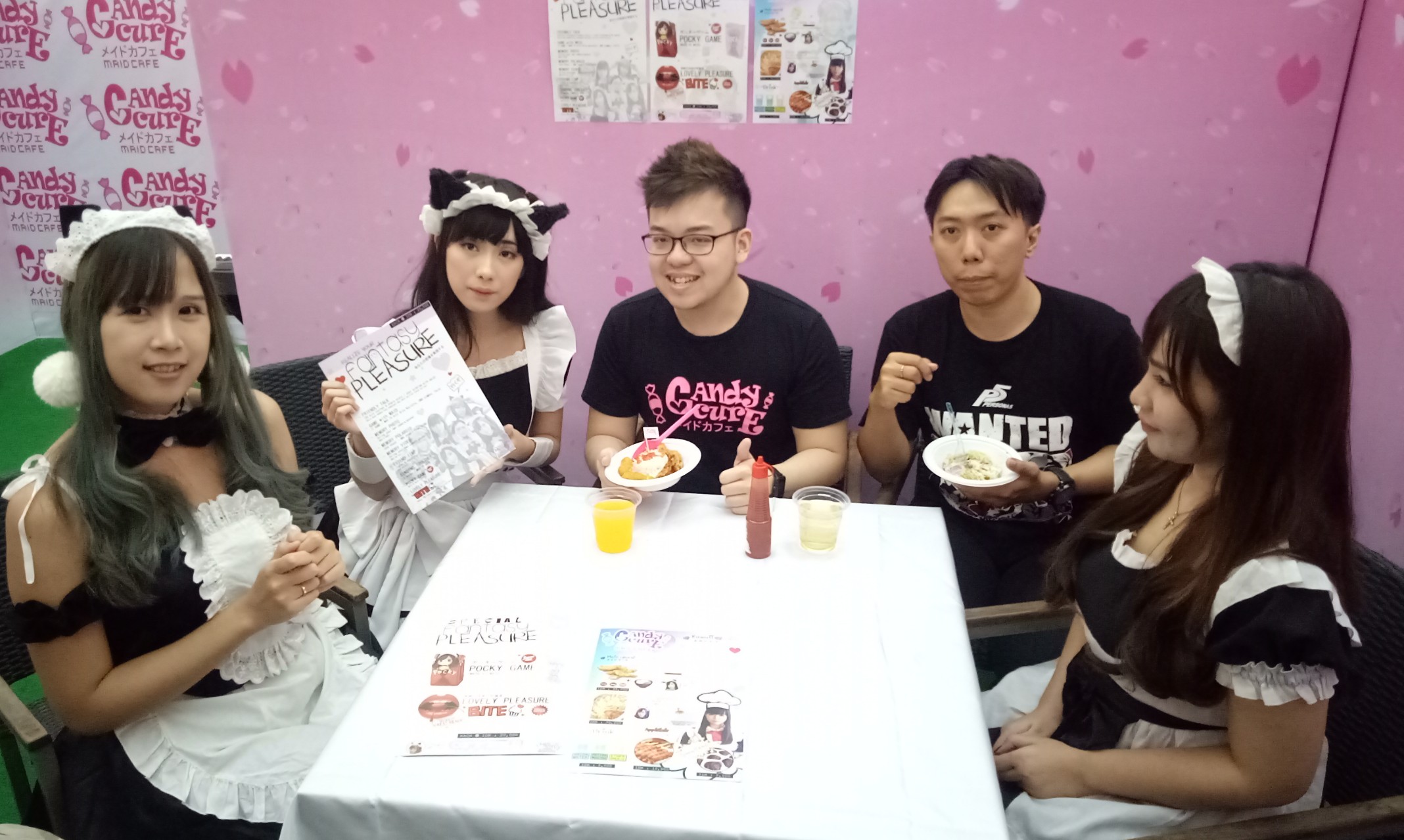 Suasana Candy  Cure cafe saat para maid sedang menemani mister dan missstress di CWS mall Surabaya, Jum'at, 27 September 2019 (Pita/Ngopibareng.id)