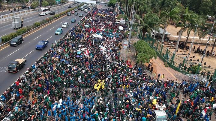 Massa aksi di depan DPR RI. (Foto: Tempo.co)