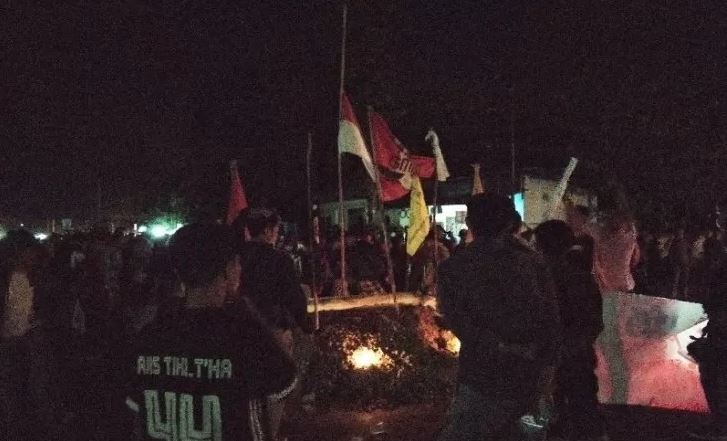 Mahasiswa UHO kibar bendera Merah Putih setengah tiang. Aksi pengibaran bendera Merah Putih setengah tiang itu sebagai simbol berduka cita atas gugurnya dua mahasiswa saat aksi damai di Kantor DPRD Sultra. (Foto; Antara/Harianto)