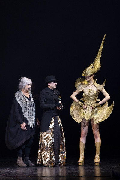 Desainer fashion dan aksesoris Rinaldy Yunardi juara berkat Lady Warrior di ajang kompetisi tahunan World of Wearable Arts (WOW) 2019. 