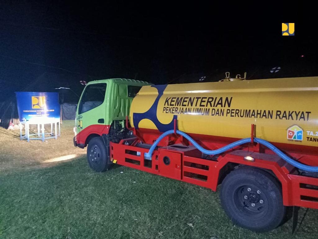 Salah satu truk membawa air bersih untuk korban gempa Ambon. (Foto: Kementerian PUPR)