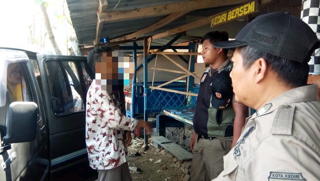 Sejoli kepergok berduaan di dalam mobil.  (Foto: Istimewa)