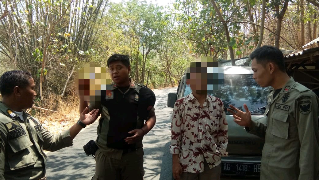 Sejoli kepergok berduaan didalam mobil. (Foto: Istimewa)