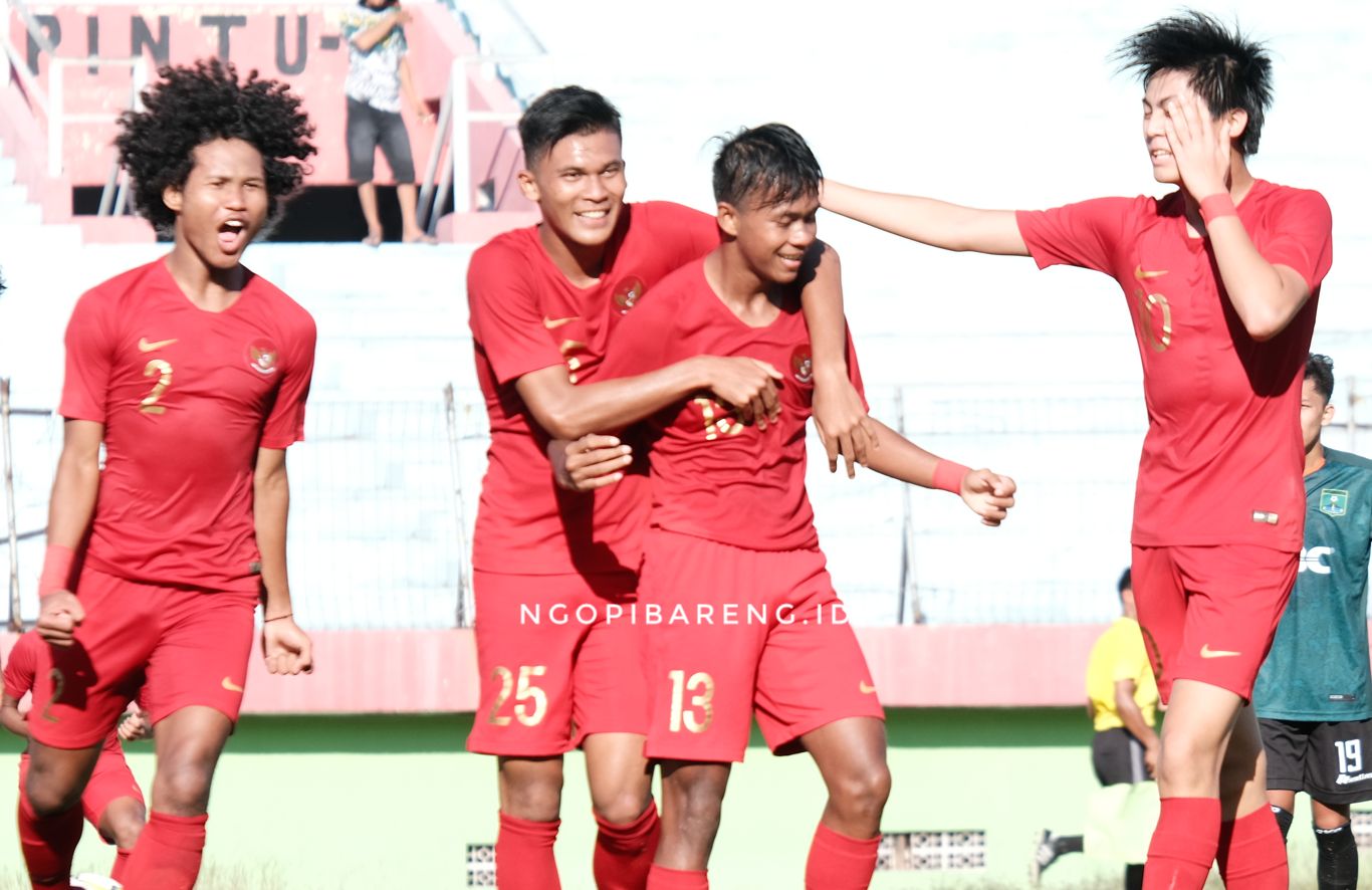 Skuad Timnas Indonesia U-19 saat menggelar uji coba di Sidoarjo beberapa waktu lalu. (Foto: Haris/ngopibareng.id)