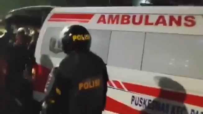 Tangkapan layar viral di media sosial soal tudingan polisi yang menuduh ambulan bawa batu dan bensin. (Foto: Istimewa) 