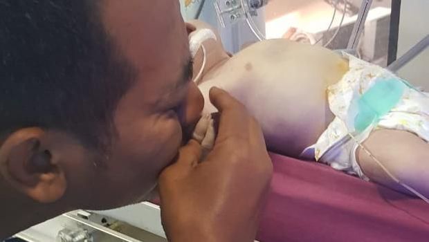 Yadi Sembako menangisi kondisi bayinya yang penuh alat medis karena alami gangguan pernafasan.