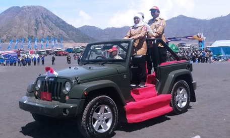 GUBERNUR Khofifah Indar Parawansa saat berpatroli mengecek kesiapan Apel Tagana Nasional di kawasan Gunung Bromo, Kabupaten Probolinggo. (foto: Istimewa/ngopibareng.id)