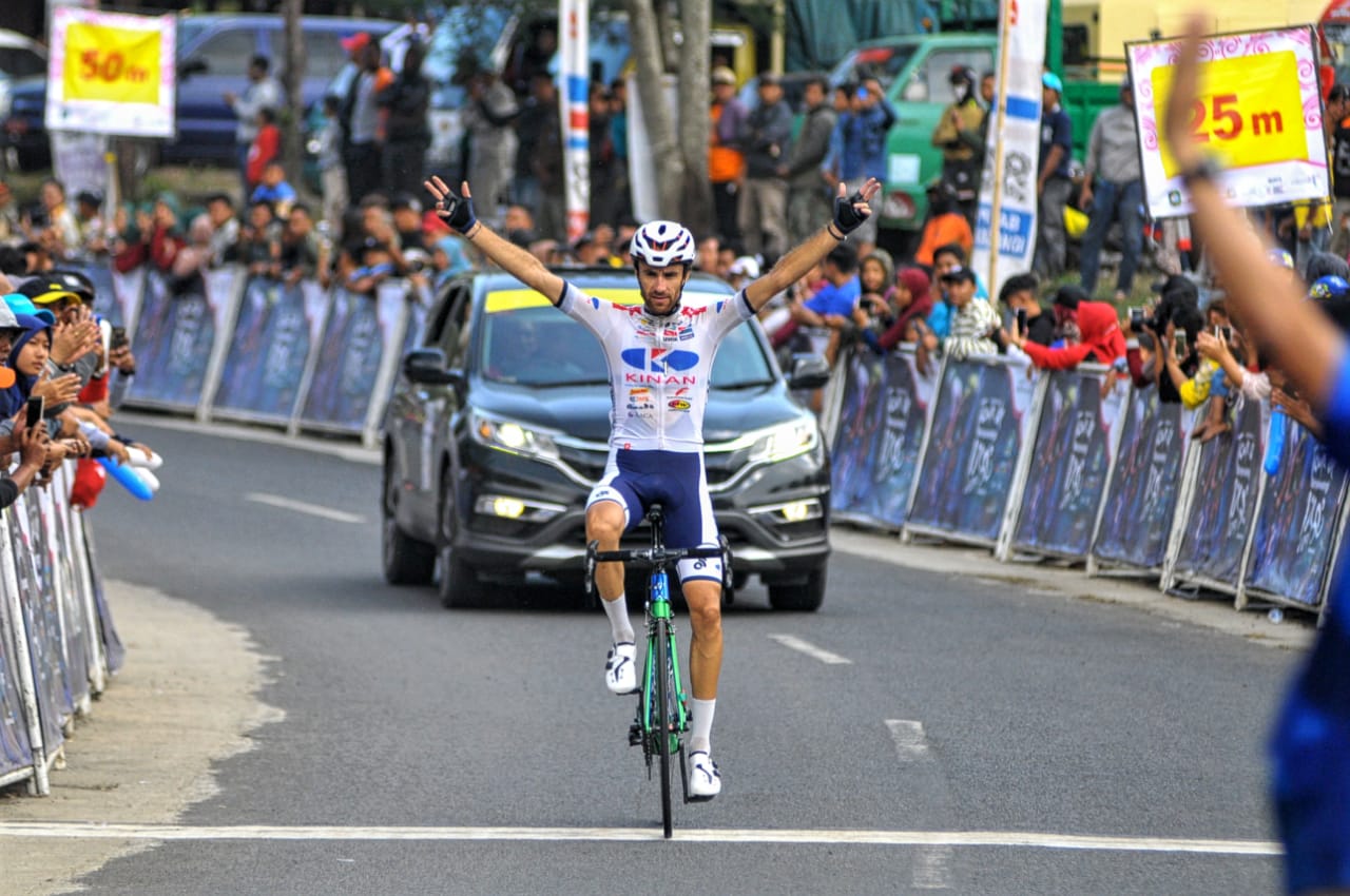 Thomas Lebas (Kinan Cycling Team) menjadi pembalap pertama yang melintasi garis finis. Ia menuntaskan stage keempat dengan catatan waktu 3 jam 47 menit 51 detik. Amir Kolahdozhagh (Taiyuan Miogee Cycling Team) menempati peringkat kedua. Posisi ketiga disabet Benjamin Prades (Team UKYO). Sabtu, 8 September 2019 Etape ke empat ini berjarak 129.9 kilometer, Start dari Kecamatan Purwoharjo dan finish di Paltuding gunung Ijen. (Foto: Erfan/ngopibareng.id)