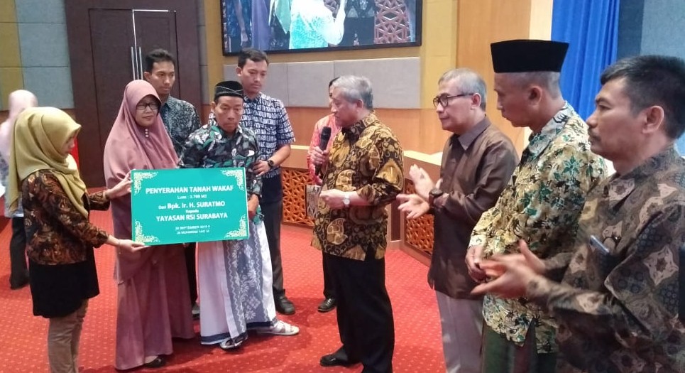 Simbolis penyerahan tanah wakaf dari H. Suratmo kepada RSI Jemursari sebagai contoh tindakan wakaf (foto: istimewa) 