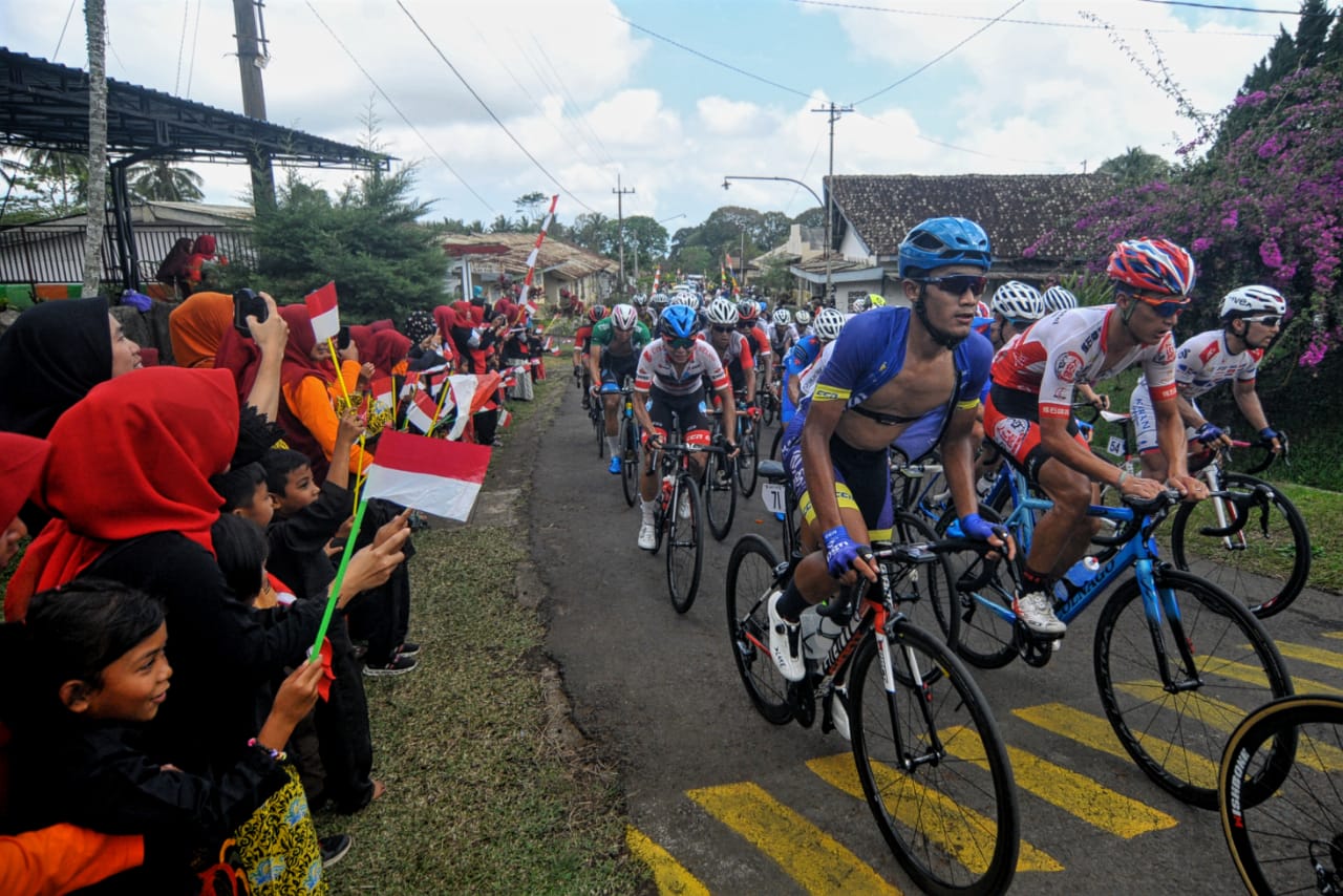 Rombongan besar pembalap saat melintas di area pemukiman perkebunan Kali Bendo, Kecamatan Licin, Kabupaten Banyuwangi. Sabtu (28/9)