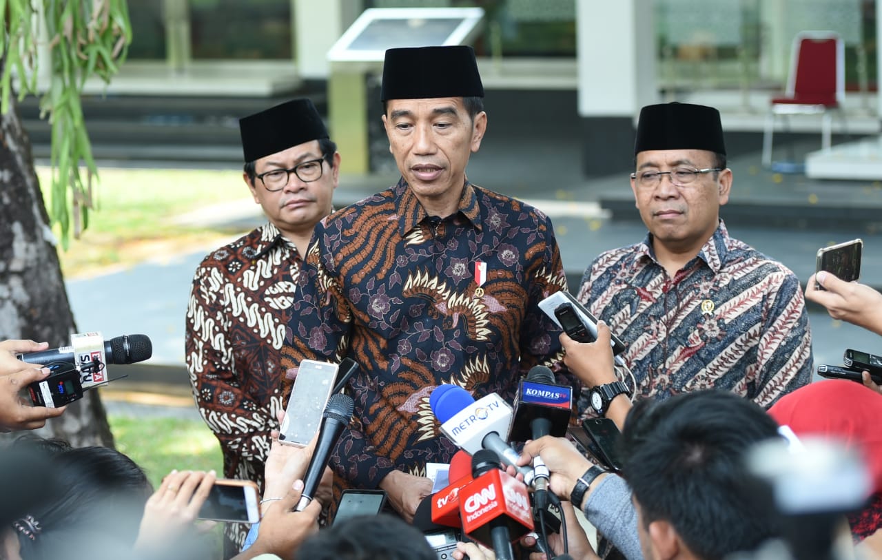 Presiden Jokowi di masjid Baiturrahim, Kompleks Istana Kepresidenan, Jakarta, Jumat, 27 September 2019. (Foto: Setpres)