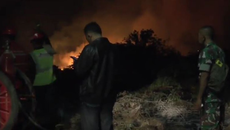 Petugas gabungan saat berupaya memadamkan api kebakaran lahan gambut di areal Bandara Kertajati, Majalengka, Jabar, Sabtu, 28 September 2019 malam. (Foto: Ant)