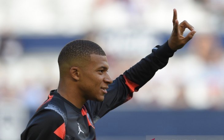 Penyerang Paris Saint-Germain Kylian Mbappe menyapa penggemar. (Foto: Antara/AFP)