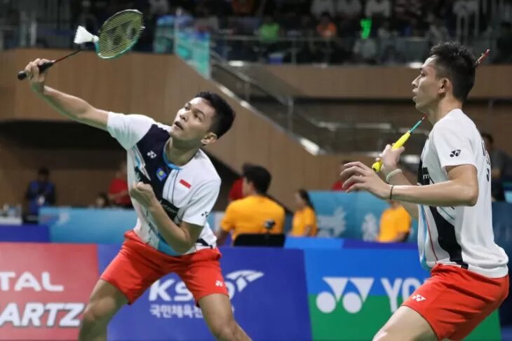 Pasangan ganda putra Indonesia Fajar Alfian/Muhammad Rian Ardianto berhasil melaju ke babak final usai menaklukkan unggulan ketiga asal China Li Jun Hui/Liu Yu Chen dengan skor 27-25, 22-20 di semifinal Korea Open 2019, Sabtu, 28 September 2019. (Foto: PBSI)