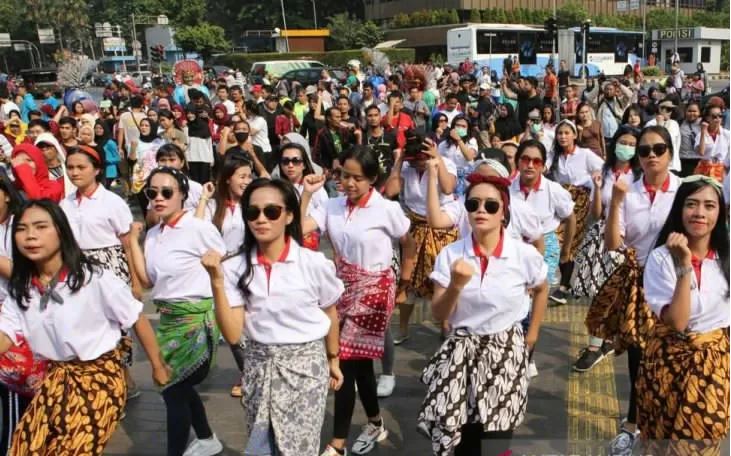 Anggota Srikandi Milenial menggelar aksi damai mendukung kinerja KPK yang baru dan undang-undang KPK yang telah disahkan DPR RI, saat hari bebas berkendaraan di Jalan MH Thamrin, Jakarta, Minggu 29 September 2019. (Foto: Antara/Dok. Srikandi Milenial)