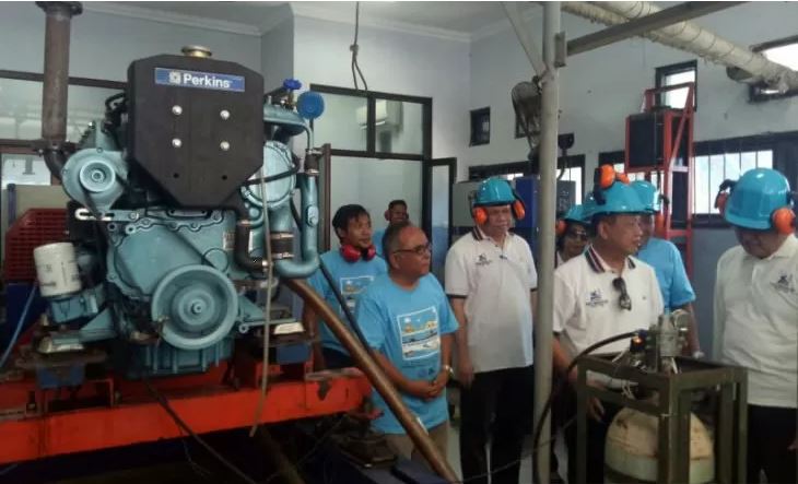 Menteri Riset, Teknologi dan Pendidikan Tinggi (Menristekdikti) Mohamad Nasir (dua dari kanan) menyaksikan uji laboratorium sistem kerja uji konverter kit diesel duel fuel (DDF) untuk mesin multisilinder kapal perikanan di Balai Besar Penangkapan Ikan (BPPI) Kementerian Kelautan dan Perikanan, Semarang, Jawa Tengah, Minggu 29 September 2019. (Foto: Antara/Martha Herlinawati Simanjuntak)