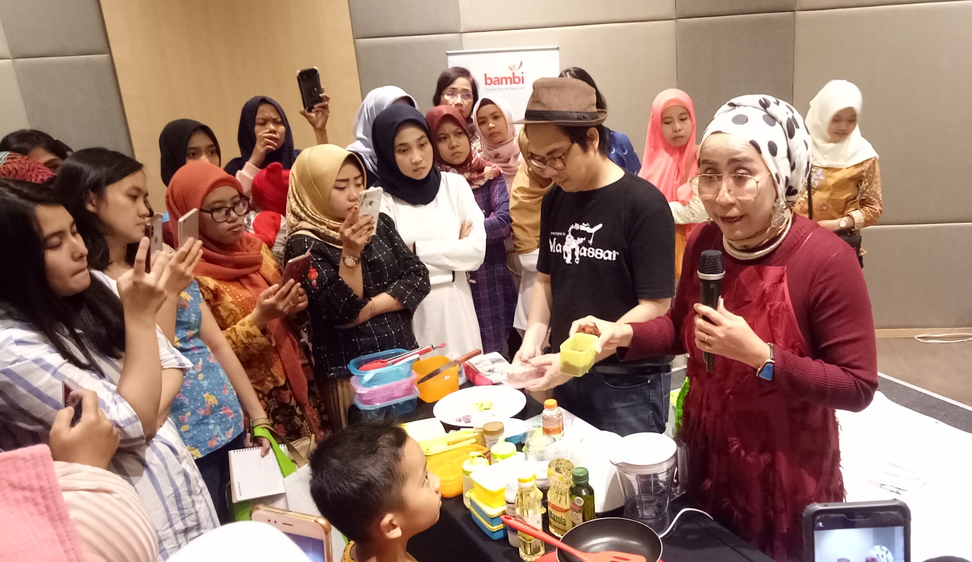 dr. Dini Adityarini saat melakukan demo masak MPASI di hadapan orang tua anak yang sedang MPASI (Foto: Pita/ngopibareng.id)