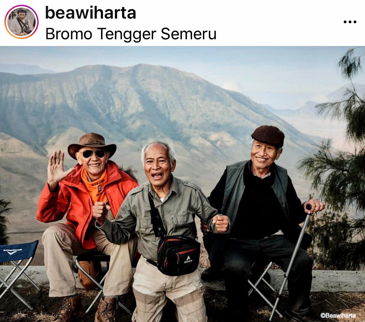 Aristides Katoppo bersama kawan-kawannya saat di lereng Gunung Semeru. (Foto: ist/ngopibareng.id)