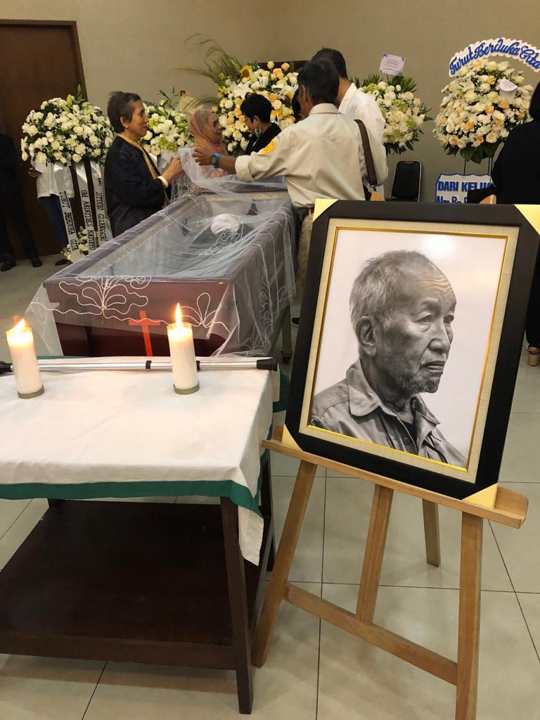 Jenazah Aristides Katoppo masih disemayamkan di rumah duka, Minggu 29 September 2019, malam ini. (Foto: ist/ngopibareng.id)