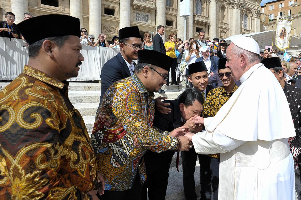 Ketua Umum GP Ansor, Yaqut Qoumas Cholil bersalaman dengan Paus Fransiskus di Vatikan. Tampak, A.M Adiyarto Sumardjono, Kepala Biro Umum di Kantor Dewan Pertimbangan Presiden (Wantimpres), turut dalam rombongan tersebut. A.M adalah nama baptis, kepanjangan dari Albertus Magnus. Jadi, yang cium tangan itu beragama Katolik. (Foto: arif afandi/ngopibareng.id)