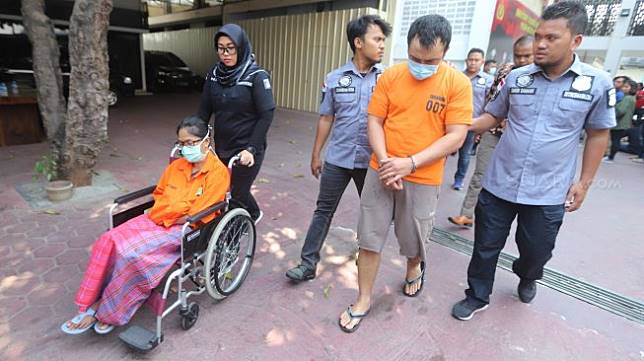 HNY alias Lea, putri tiri aktivis Sri Bintang Pamungkas duduk di kursi roda, bersama FA saat konferensi pers dugaan kasus narkotika jenis sabu-sabu di Mapolda Metro Jaya, Minggu 29 September 2019.