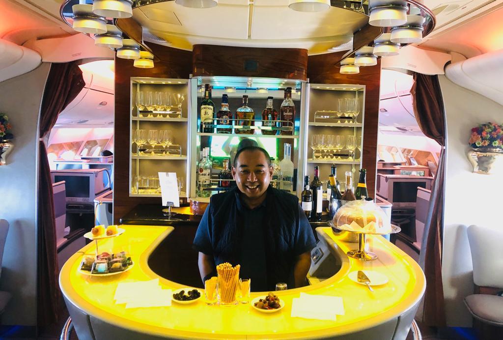 Bar di Kelas Bisnis pesawat jumbo A380 Emirates. (foto2 arif afandi/istimewa/ngopibareng.id