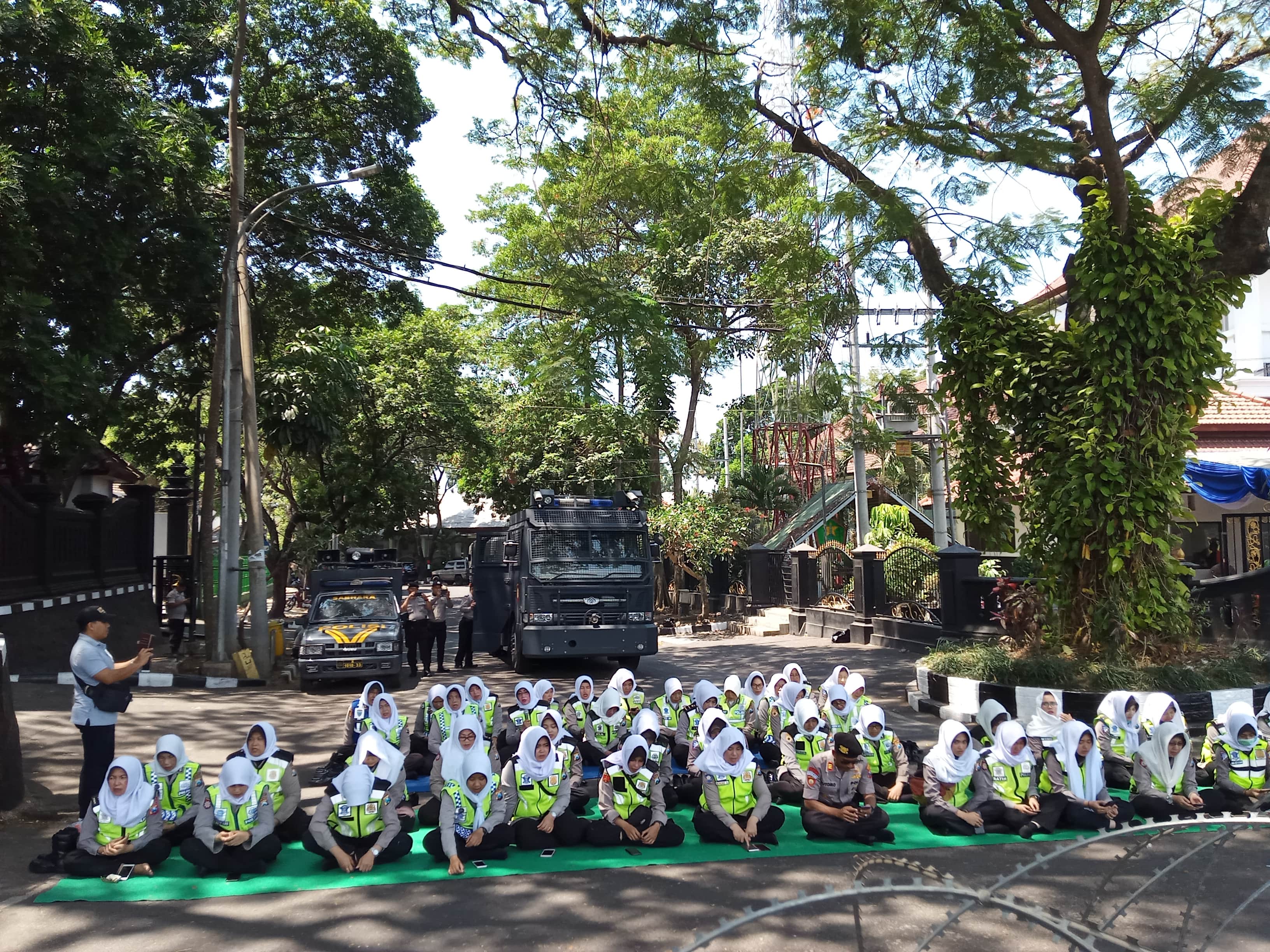 Anggota Polwan dari Polresta Malang saat melakukan pengajian di kompleks DPRD Kota Malang, Senin 30 September 2019. (Foto: Theo/ngopibareng.id)