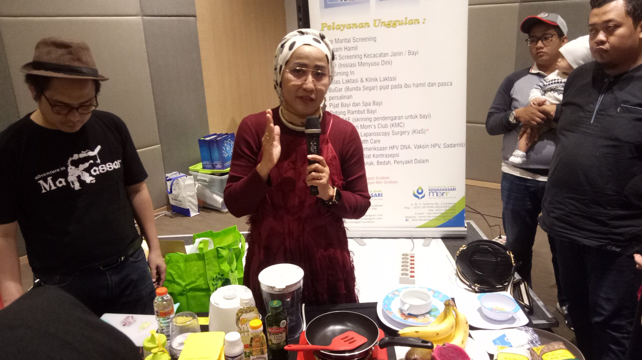 dr. Dini Adityarini, SpA saat demo makanan MPASI yang baik dan standart WHO. (Foto: Pita/ngopibareng.id)