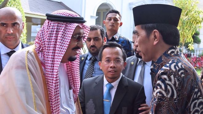 Mayjen Abdulaziz Al Fagham (kiri), mengawal Raja Salman ketika berkunjung ke Indonesia dan bertemu Presiden Joko Widodo. (Foto: dok/ngopibareng.id)