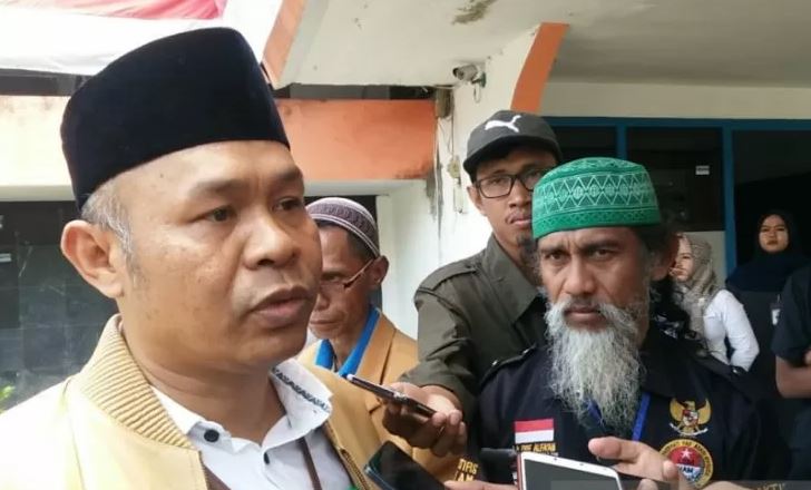 Ketua Ombudsman Perwakilan Sultra, Mastri Susilo (peci hitam), saat memberi keterangan kepada wartawan terkait kegiatan hasil investigasi tim Polri terkait insiden mahasiswa di Kendari yang menjadi korban meninggal saat unjuk rasa, Senin (Foto: Antara/Azis Senong)