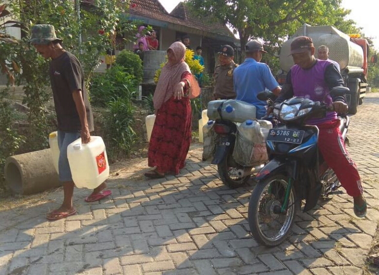 Warga memanfaatkan bantuan air bersih yang didroping oleh BPBD Lamongan. (Foto: Nasih/ngopibareng.id)