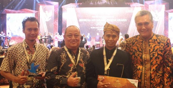 Sejumlah perwakilan Pemkab Pasuruan berfoto bersama anugerah ISTA dari Kemenpar RI. (Foto: Dok Humas)