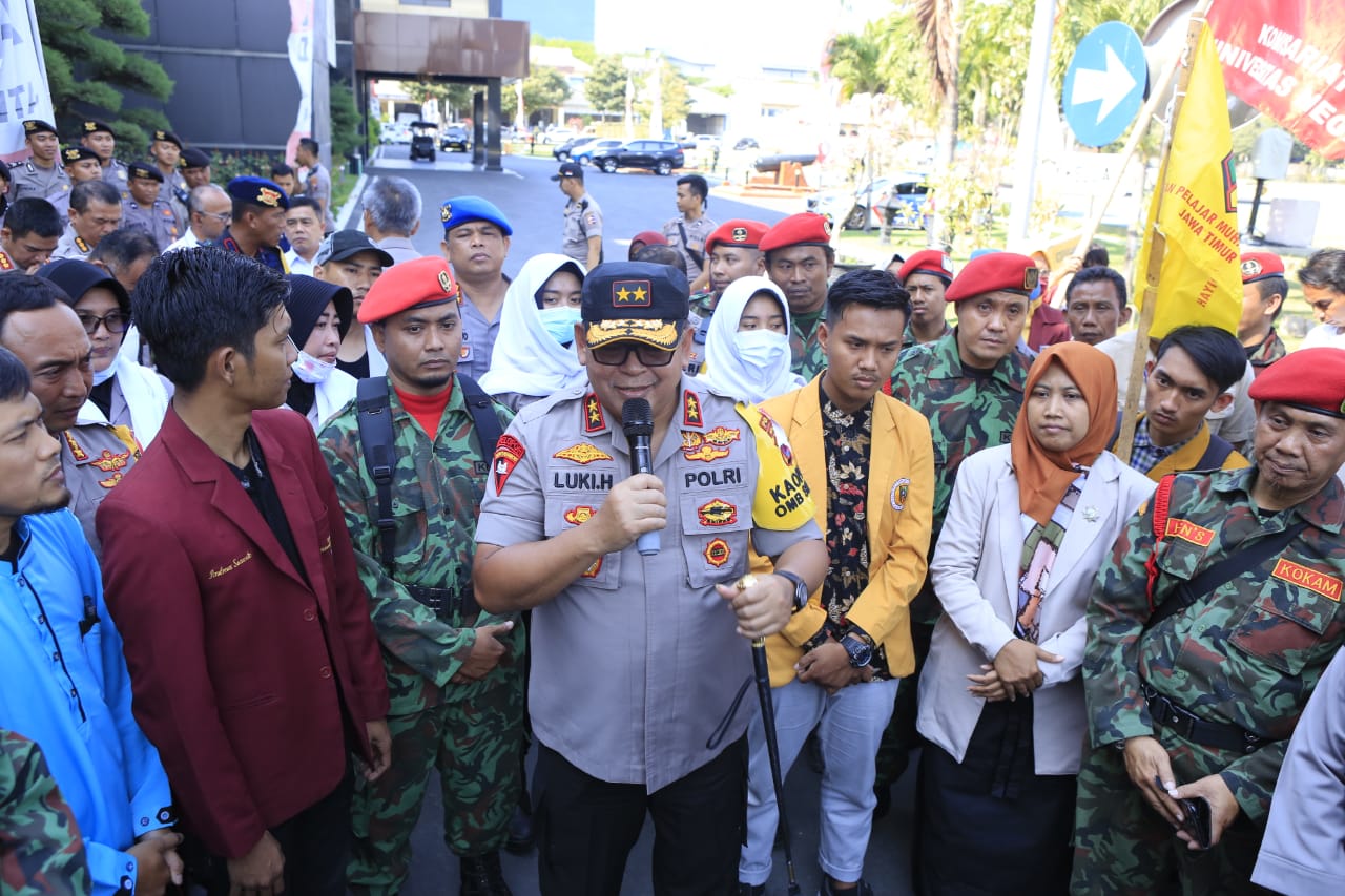 Kapolda Jatim Irjen Pol Luki Hermawan saat menyambut mahasiswa IMM di Mapolda Jatim. (Foto: Istimewa/Humas)