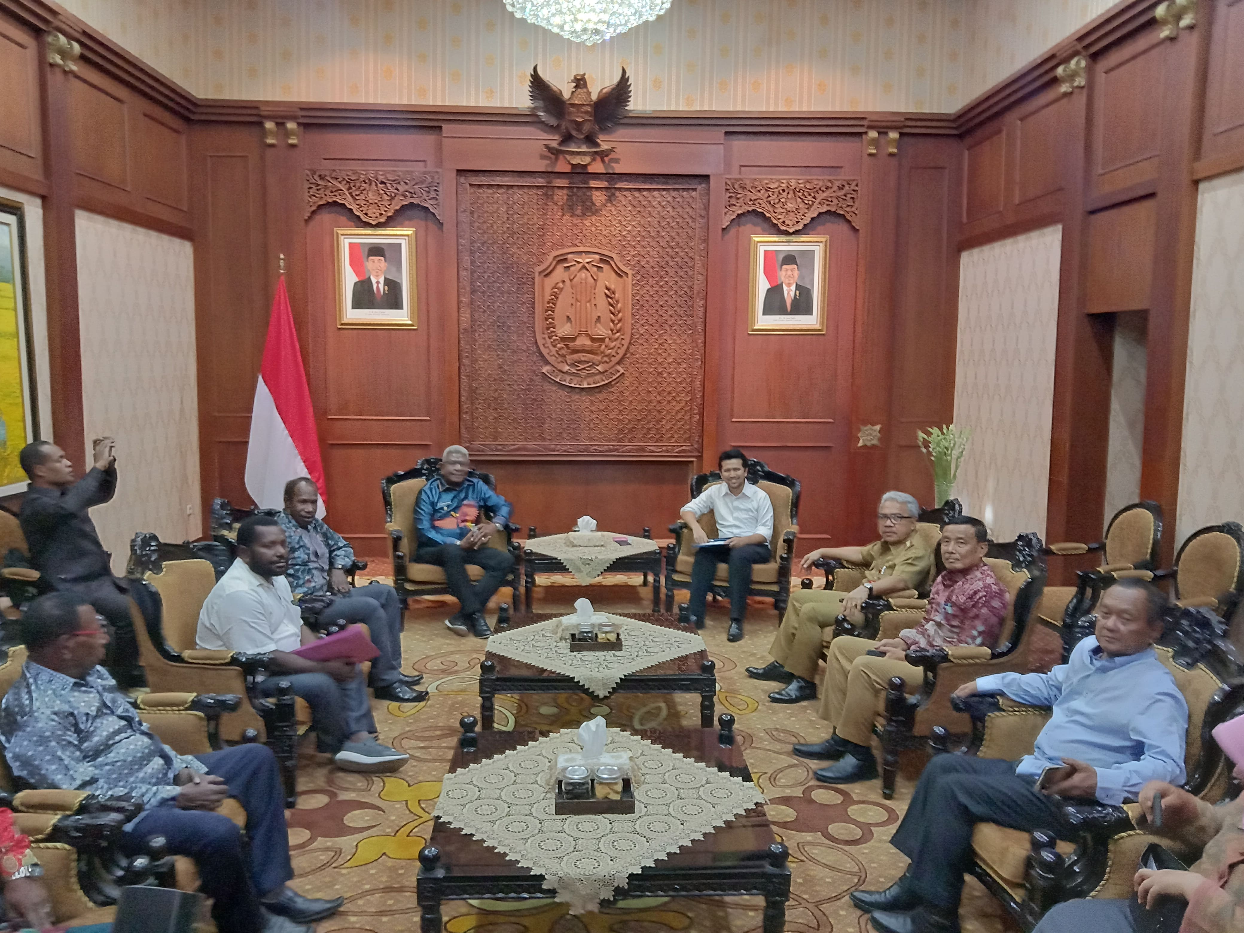 Wagub Jatim Emil Dardak saat melangsunkan pertemuan tertutup dengan Wakil Bupati Mimika Johannes Rettob di Grahadi, Senin 30 September 2019. (Foto: Faiq/ngopibareng.id)