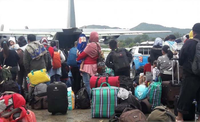 Para perantau asal Sumbar  antre menaiki pesawat milik TNI di Bandara Wamena, Jayawijaya, Papua. (Foto:Antara)