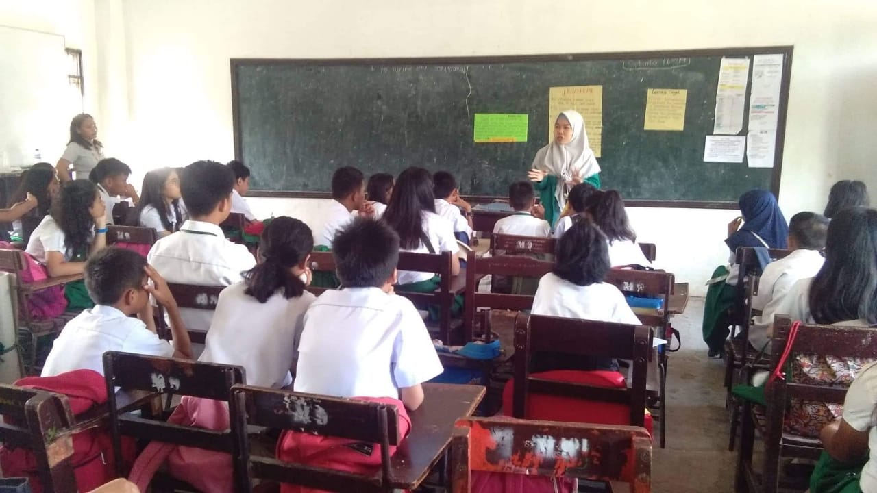 Mahasiswa Unisda Saat Mengajar di Davao City National High School Filipina. (Foto: Istimewa)