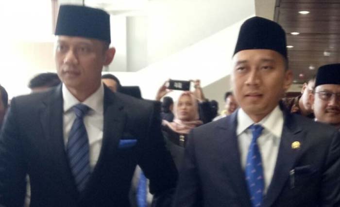 AHY (kiri) menemani adiknya, Ibas, saat memasuki gedung DPR-RI Selasa pagi. (Foto:Medcom)