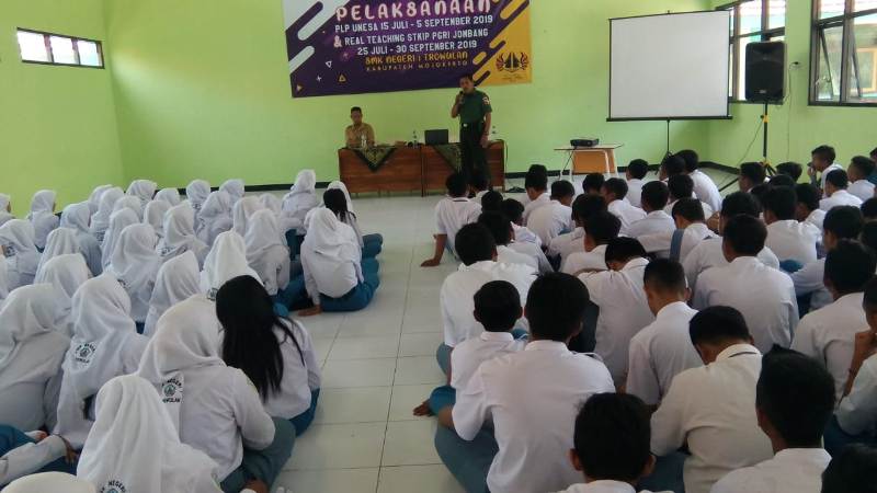 Bati Wanwil Koramil Trowulan, Pelda Maryadi saat memberikan materi wawasan kebangsaan di SMKN Trowulan