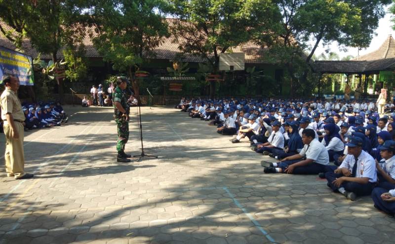 Bati Wanwil Serma Subini saat memberikan materi Wasbang dan PBB di SMPN 2 Kutorejo, Desa Singowangi, Kec. Kutorejo, Kab. Mojokerto